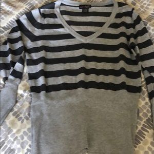 4/$25🌟🌟Grey Striped Sweater